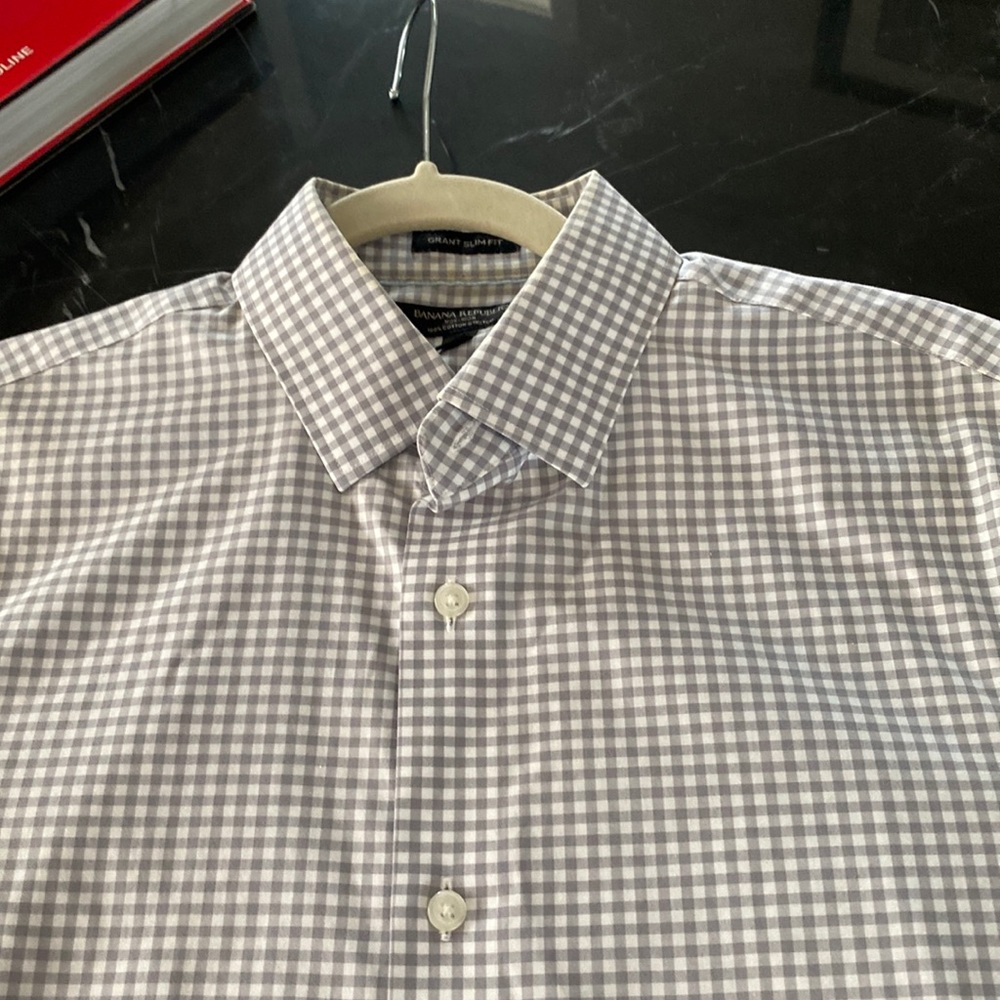 Banana Republic Men's gray and white checked  non-iron shirt, size S